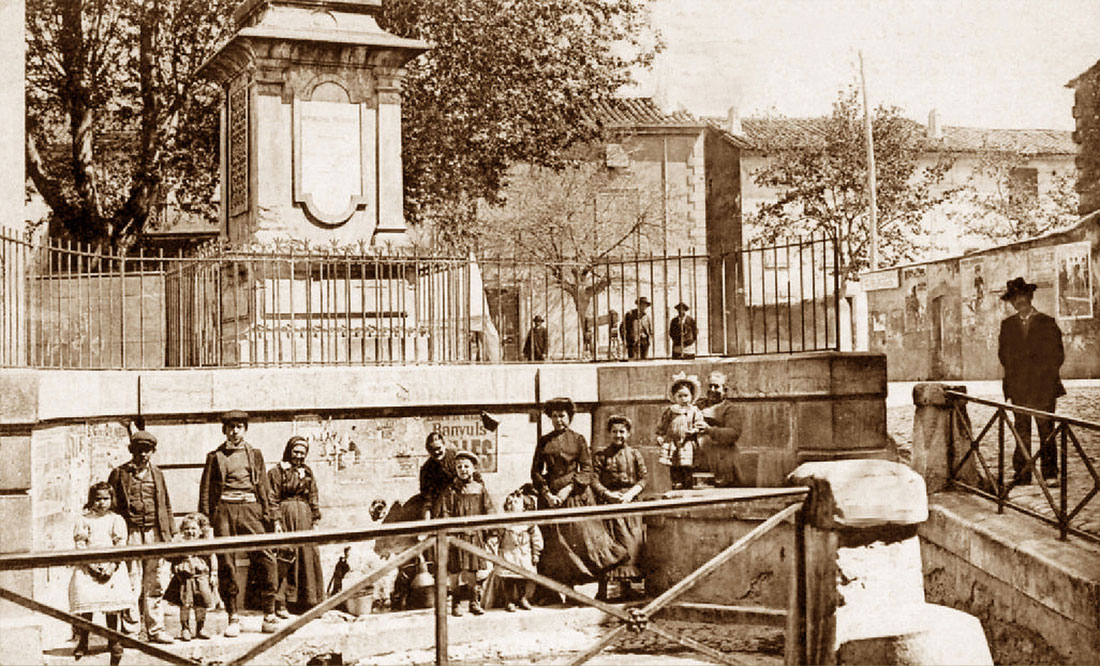 Enfants et parents dans la fontaine.